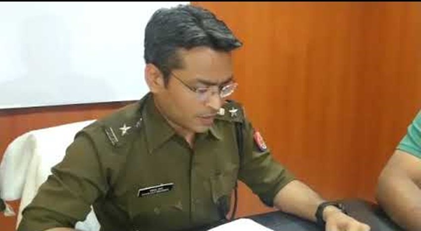 संकल्प शर्मा 2012 बैच के आईपीएस अफसर हैं। वह मूल रूप से राजस्थान में जयपुर के रहने वाले हैं।