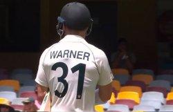 Video: डेविड वार्नर ने देर से लिया DRS, जानबूझकर गंवाया रिव्यू? वरिष्ठ पत्रकार ने लगाया स्वार्थी होने का आरोप