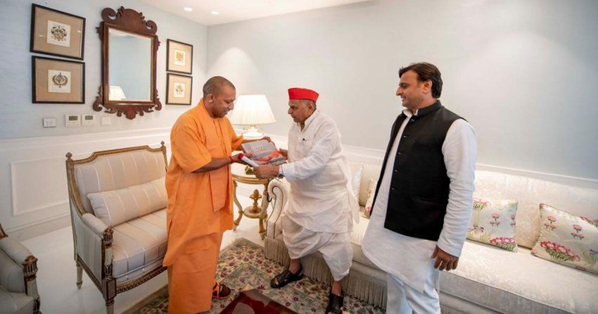 कई राजनीतिक शख्सियतें भी यहीं पर उनसे मुलाकात करने पहुंचती हैं।