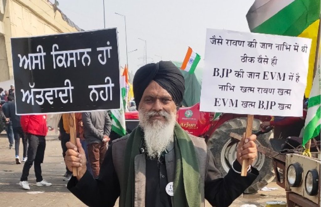 किसान आंदोलन में पोस्टर लेकर पहुंचा किसान। 