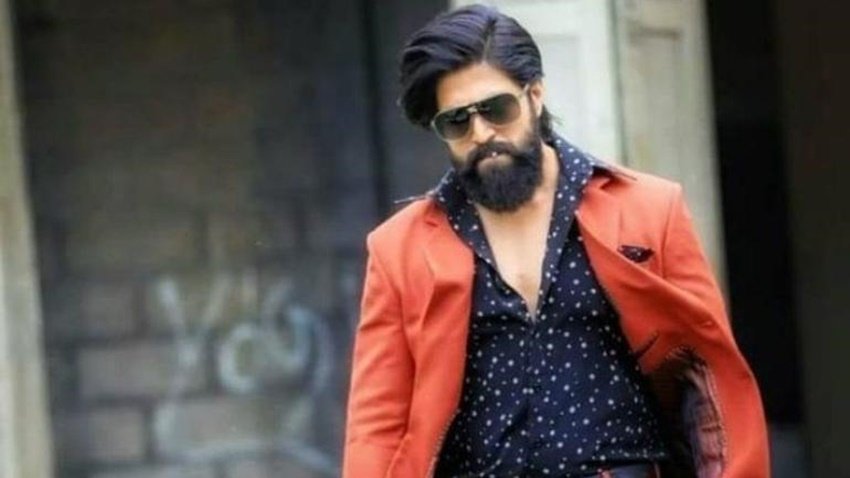 यश का असली नाम नवीन कुमार गौड़ा है। पहले वह कन्नड़ टीवी सीरियल्स में काम किया करते थे।