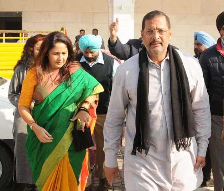 नाना पाटेकर के साथ उनकी पहली मुलाकात थियेटर के दौरान ही हुई थी। उसके कुछ समय बाद दोनों ने शादी कर ली।