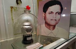 दो दिन में ही पुलिस ने बंद कराई ‘गोडसे ज्ञानशाला’ की लाइब्रेरी, पोस्टर, बैनर और किताबें जब्त; हिंदू महासभा बोली- मकसद पूरा हो गया