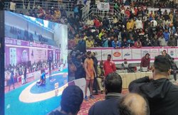 नेशनल चैंपियनशिप में कोरोना बचाव के नियम हुए तार-तार, रेसलिंग फेडरेशन के प्रेसीडेंट ने भी नहीं पहन रखा था मास्क