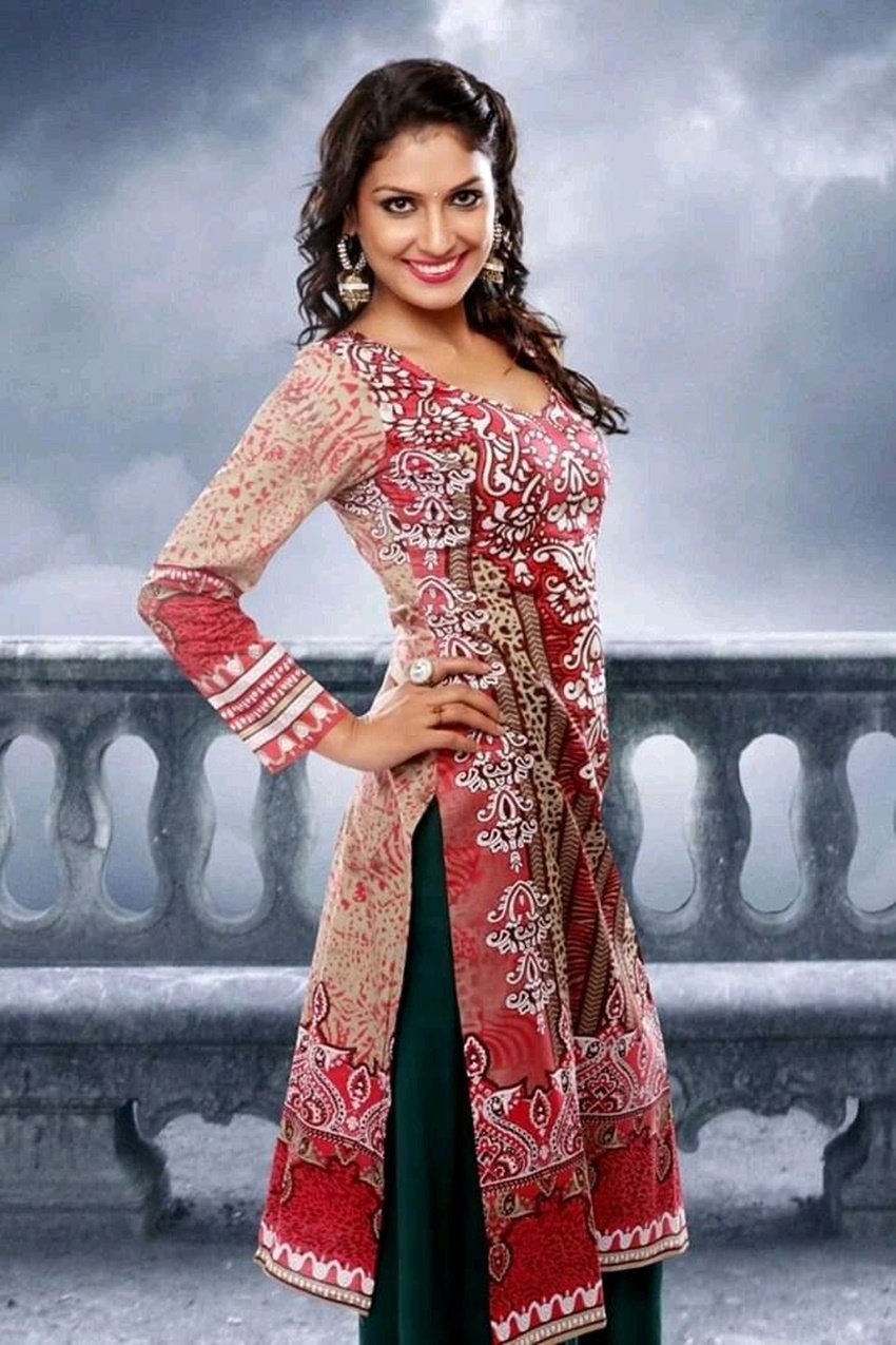 पायस पंडित पत्रकार रह चुकी हैं। साल 2012 तक वह बतौर न्यूज एंकर काम किया करती थीं।