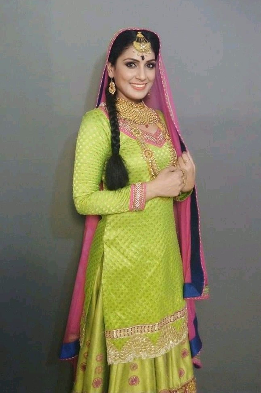 2012 में पत्रकारिता छोड़ वह मनोरंजन की दुनिया में कूद पड़ी। यहां पर उन्होंने बॉलीवुड फिल्मों से लेकर भोजपुरी फिल्मों में काम किया।