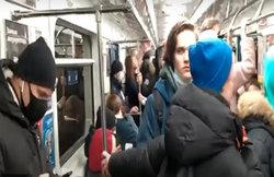 लॉकडाउन का विरोध करने के लिए मेट्रो ट्रेन में एक-दूसरे को किस करने लगे मुसाफिर
