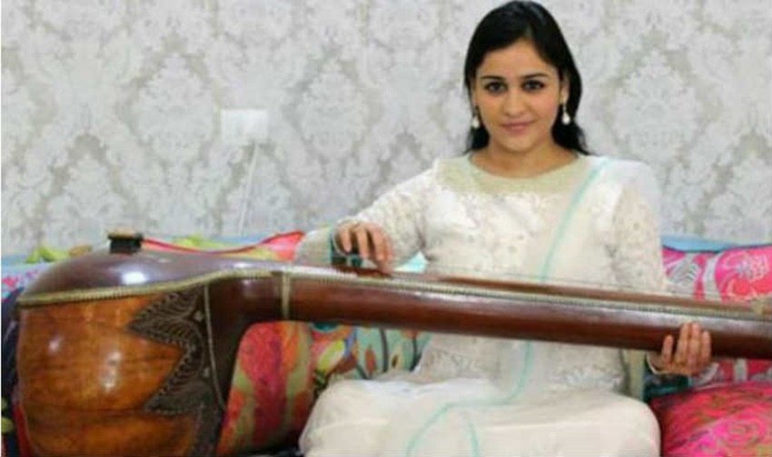 राजनीति के साथ ही अपर्णा शास्त्रीय गायक भी हैं। वह एक ट्रेंड सितारवादक हैं।