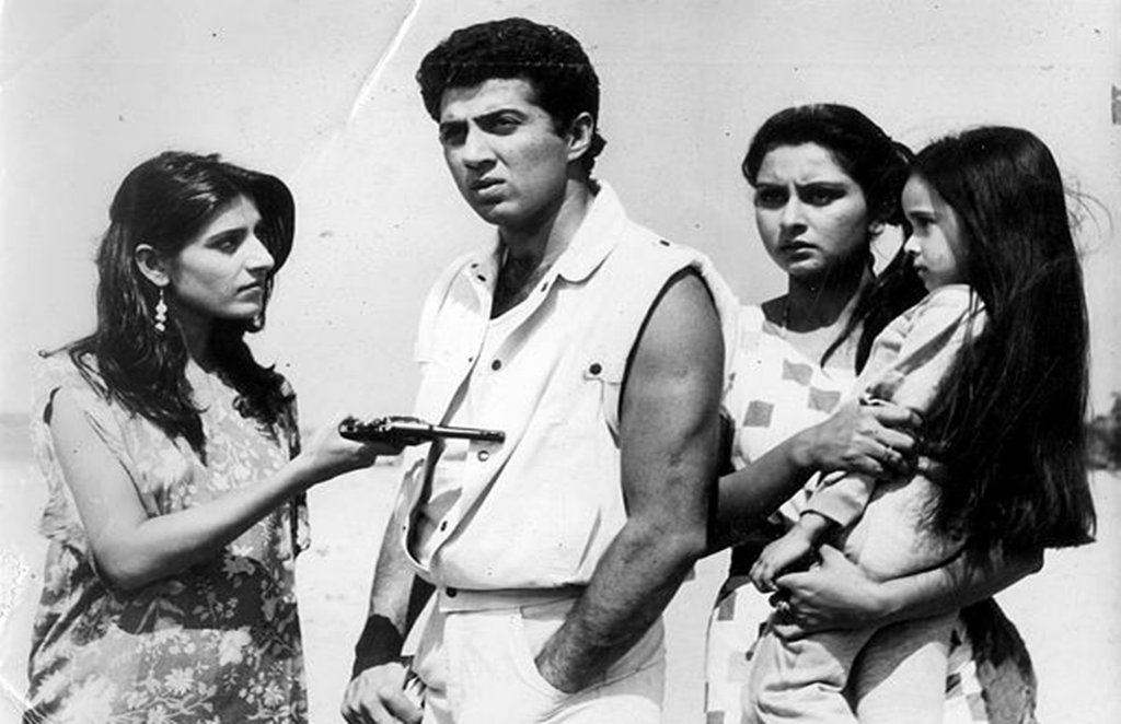 Roshni, Sunny Deol, Poonam Dhillon and Baby Guddu in film SAMUNDAR