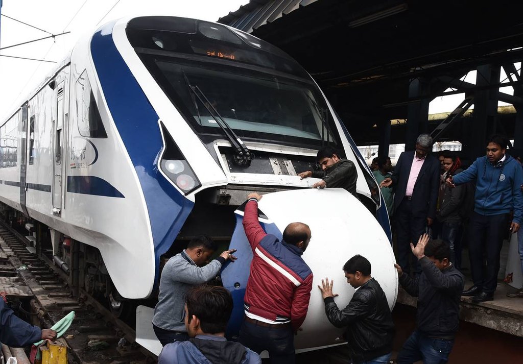 Vande Bharat Express ट्रेन के इंजन पर काम करते कर्मचारी। Express Photo by Tashi Tobgyal