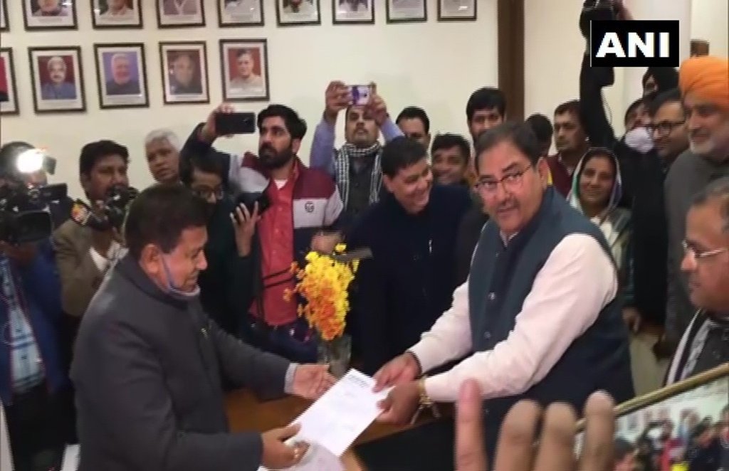 अभय चौटाला ने विधायक पद से इस्तीफा दे दिया है। 