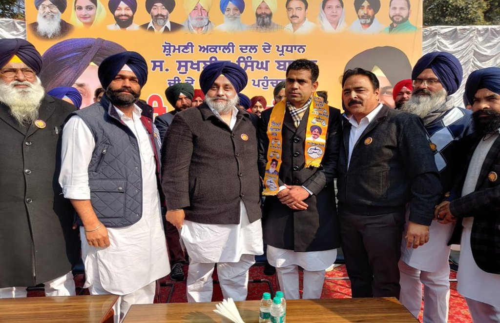 फरीदकोट के बीजेपी अध्यक्ष विजय छाबड़ा ने पार्टी छोड़ दी और अकाली दल में शामिल हो गए। 
