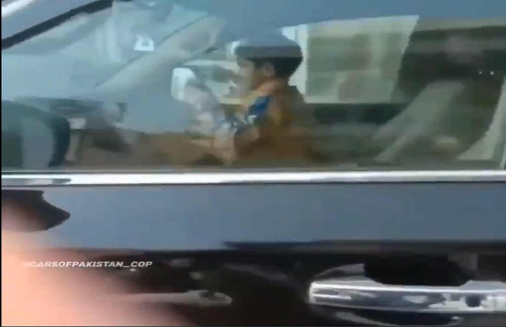 वीडियो में बच्चा SUV चलाता दिख रहा है। (फोटो- ट्विटर)। 