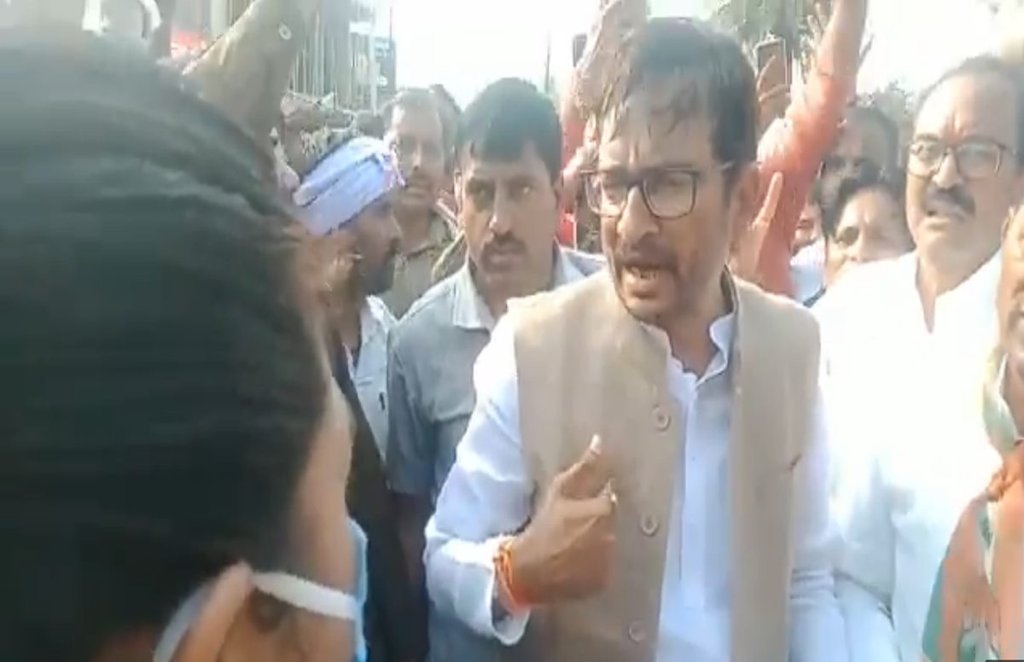 कांग्रेस विधायक एसडीएम को ज्ञापन देने गए थे। फोटो सोर्स - वीडियो स्क्रीनशॉट