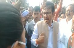 कांग्रेस MLA की SDM को धमकी- आप महिला नहीं होती तो कॉलर पकड़ लेता, वीडियो हुआ वायरल