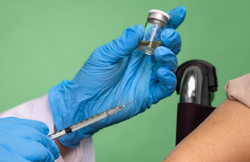 देश में तेजी से लगाया जा रहा कोरोना का टीका, जानें कौन ले सकता है वैक्सीन और किसके लिए है ‘ख़तरनाक’