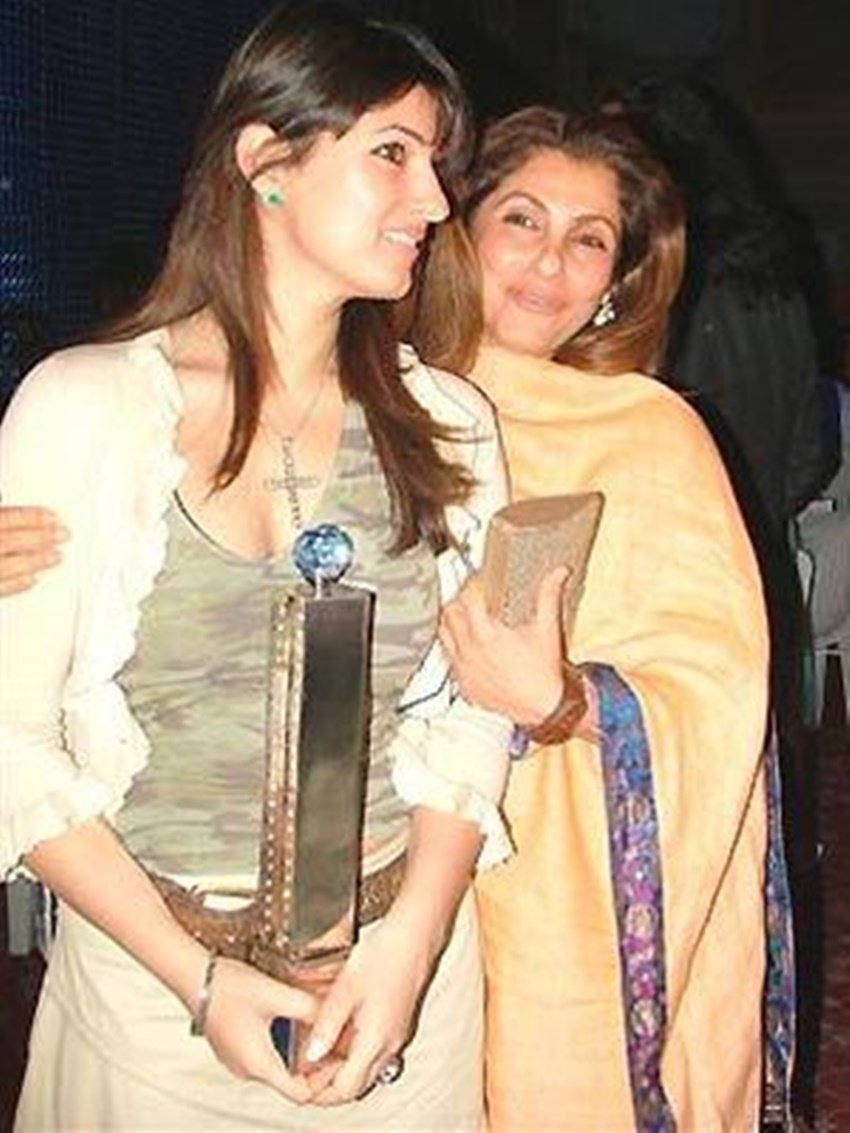 ट्विंकल खन्ना के मुताबिक वह अपनी मम्मी डिंपल की कमी निकालने वाली आदत से इतना परेशान हो गई थीं कि सोचने लगी थीं कि काश हेमा मालिनी उनकी मां होतीं।