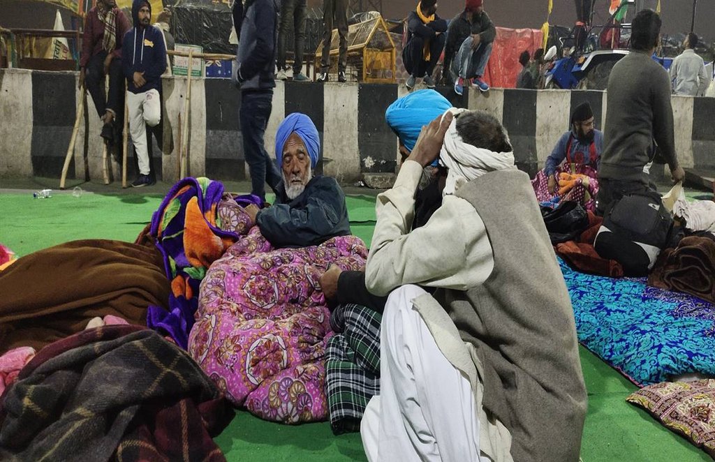 गाजियाबाद पुलिस-प्रशासन का यूपी गेट खाली करने की चेतावनी और किसान नेताओं के आंदोलन जारी रखने की धमकी के बीच किसानों में 
स्थिति को लेकर बेचैनी बनी रही।