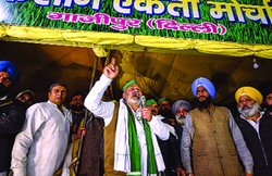 मैं नहीं, पूरे देश का किसान रो रहा है : टिकैत