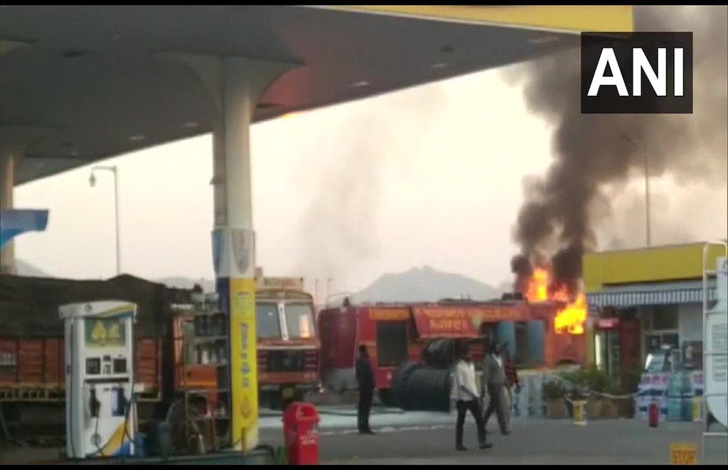 घटना में 9 लोग आग में झुलस गए जबकि एक शख्स की मौत हो गई। (ANI)