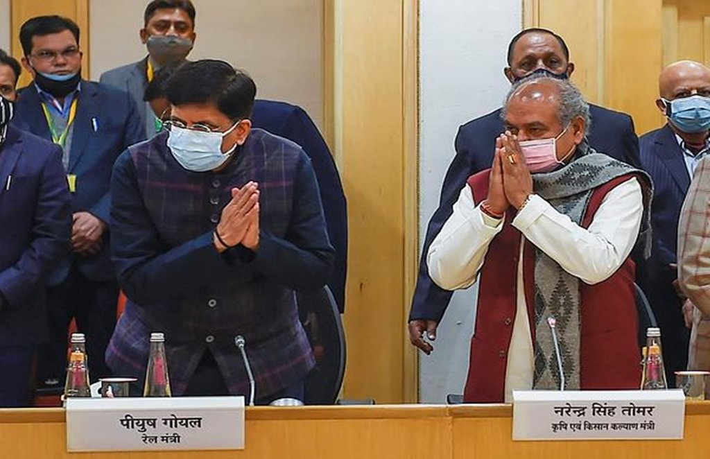 सरकार की ओर से मंत्री पीयूष गोयल और नरेंद्र सिंह तोमर किसानों से बात कर रहे हैं।