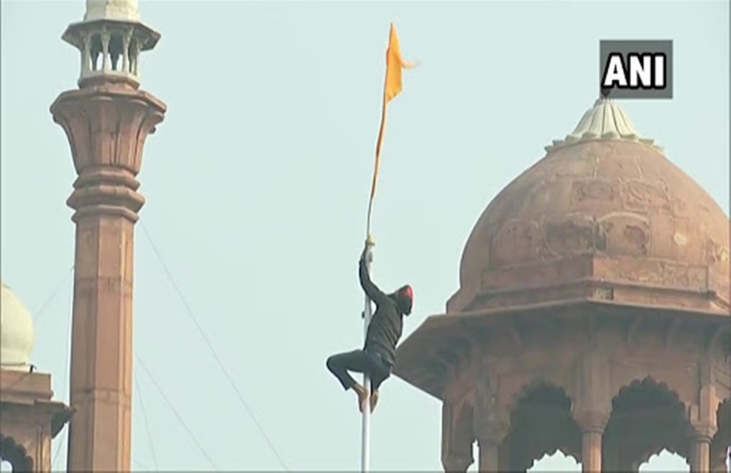 प्रदर्शनकारी ने लाल किले की प्रचीर पर झंडा फहरा दिया। 

