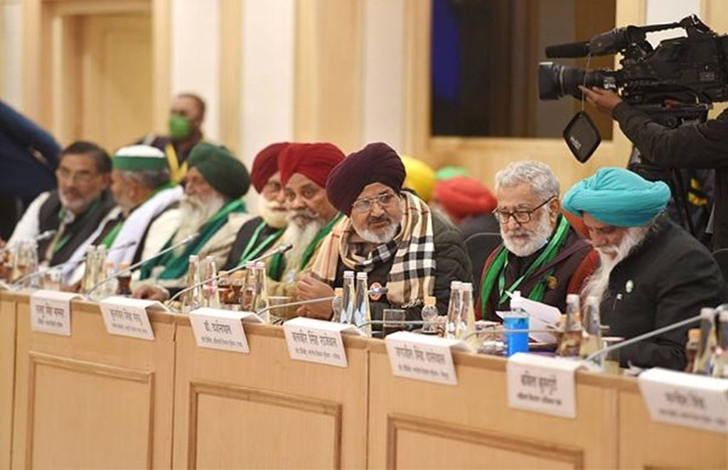 किसानों और सरकार के बीच गतिरोध खत्म नहीं हुआ है। 