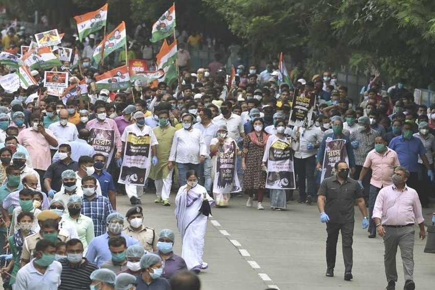 वह कार रैली की जगह पैदल मार्च करते हुए रोड शो करना पसंद करती हैं।