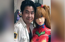 hongkong, engaged with doll