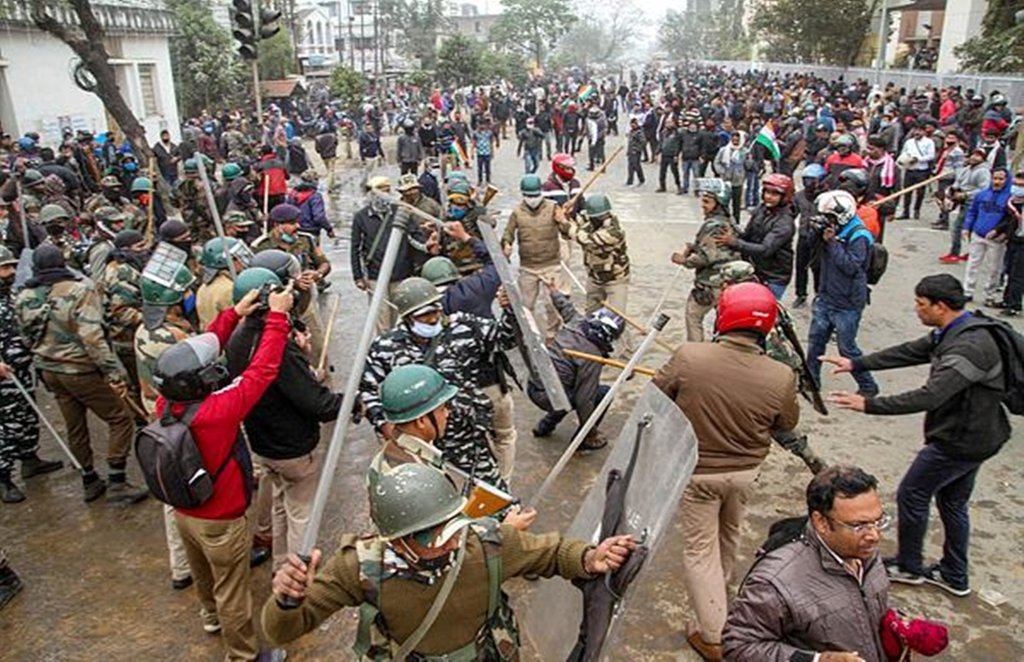पुलिस और प्रदर्शनकारियों के बीच झड़प हुई। 