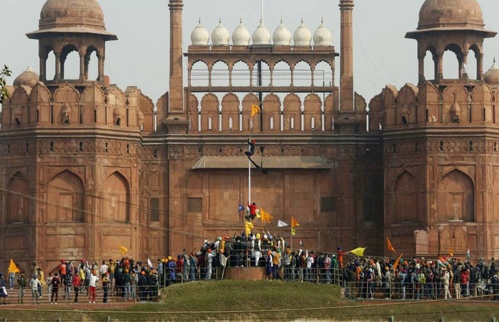 प्रदर्शनकारियों ने लाले किले पर जमकर हंगामा किया। (फोटो-इंडियन एक्सप्रेस)। 