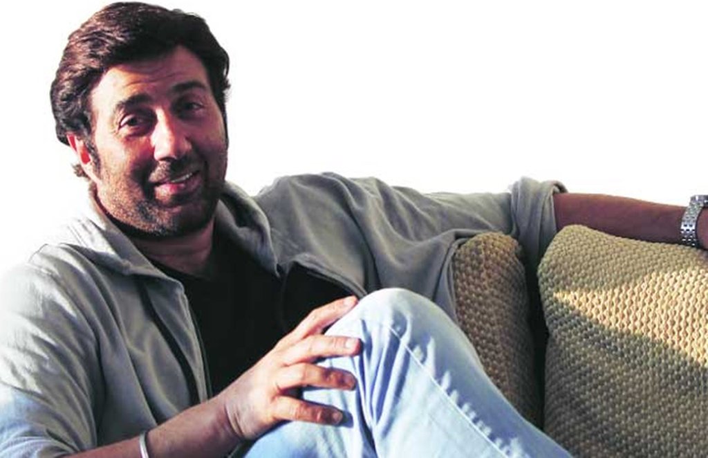 Sunny Deol, Sunny Deol Dharmendra Son, Sunny Deol tore his jeans, Sunny Deol embellishment Tore, Sunny Deol