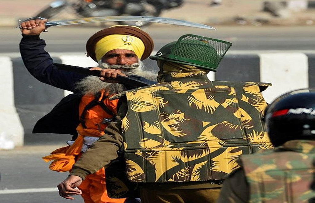 प्रदर्शनकारी ने पुलिसकर्मी के आगे तलवार लहराई (PTI)।
