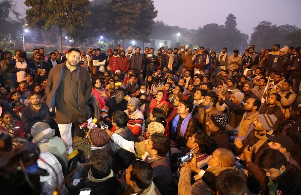 धरना स्थल पर राजद नेता और नेता विपक्ष तेजस्वी यादव पहुंचे। 