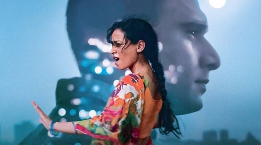 तिल्लोतमा शोम फिल्मी दुनिया में जाने से पहले एक थिएटर ग्रुप से जुड़ी हुई थीं और सामाजिक जागरुकता का कार्य करती थीं। उन्होंने कई नाटकों में भी काम किया है।