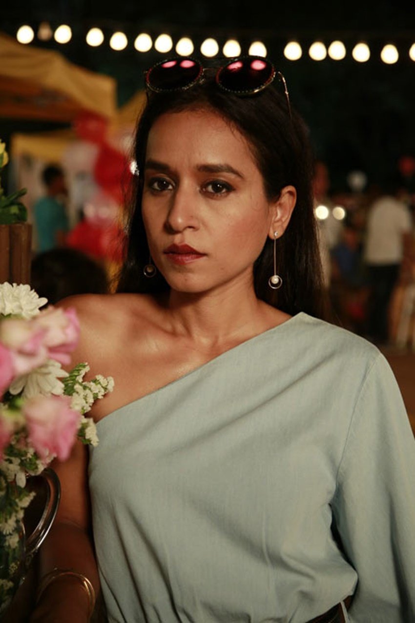 तिल्लोतमा शोम का जन्म कोलकाता में हुआ है। उनके पिता एयर फोर्स में थे।