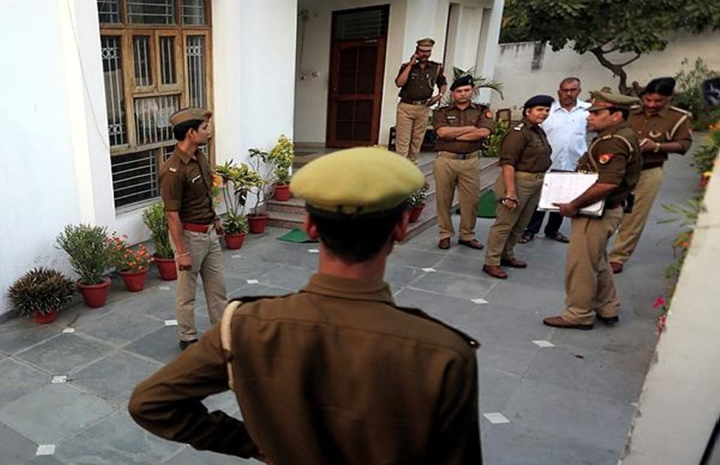 मामले में पत्रकारों के खिलाफ पुलिस में शिकायत दर्ज कराई गई है। 