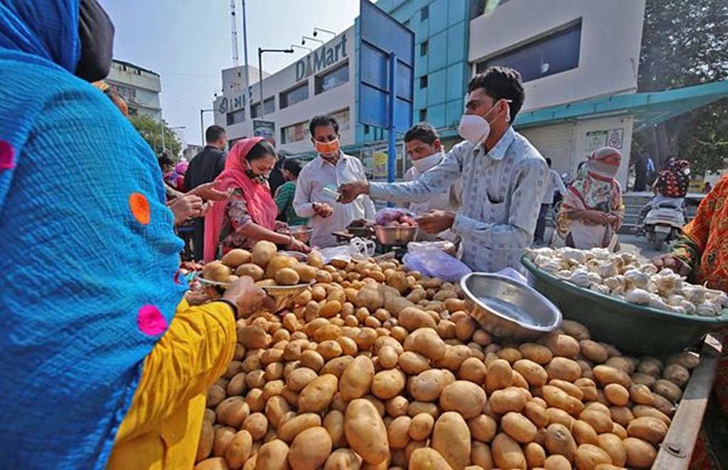 सड़क किनारे वेंडर (क्रेडिट: निर्मल हरिन्द्रन) ।
