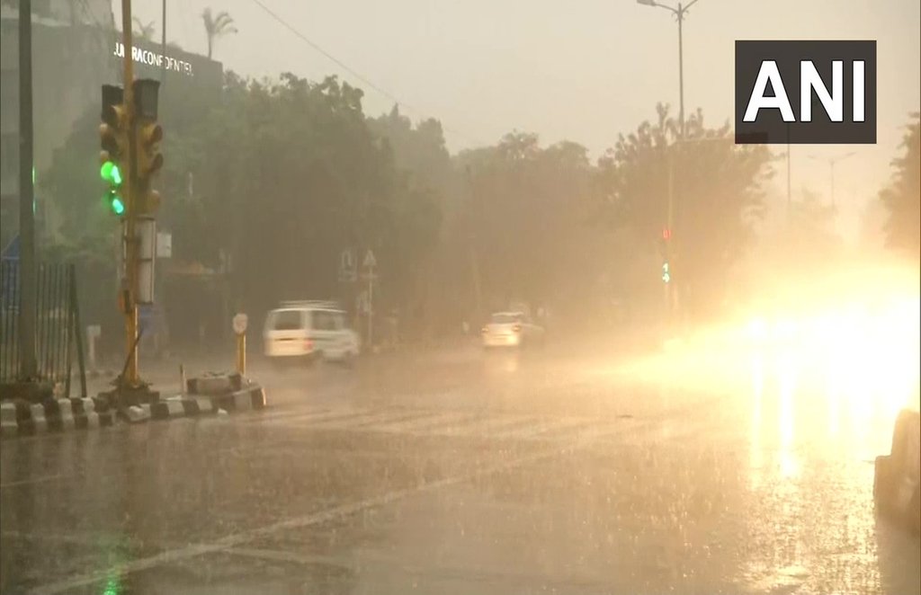 Weather: राजधानी दिल्ली में आज सुबह से ही बारिश जारी है। (ANI)