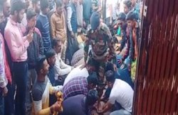 रिटायर होकर लौटा फौजी तो लोगों ने बिछा दी हथेलियां, कुछ इस तरह किया गया स्वागत