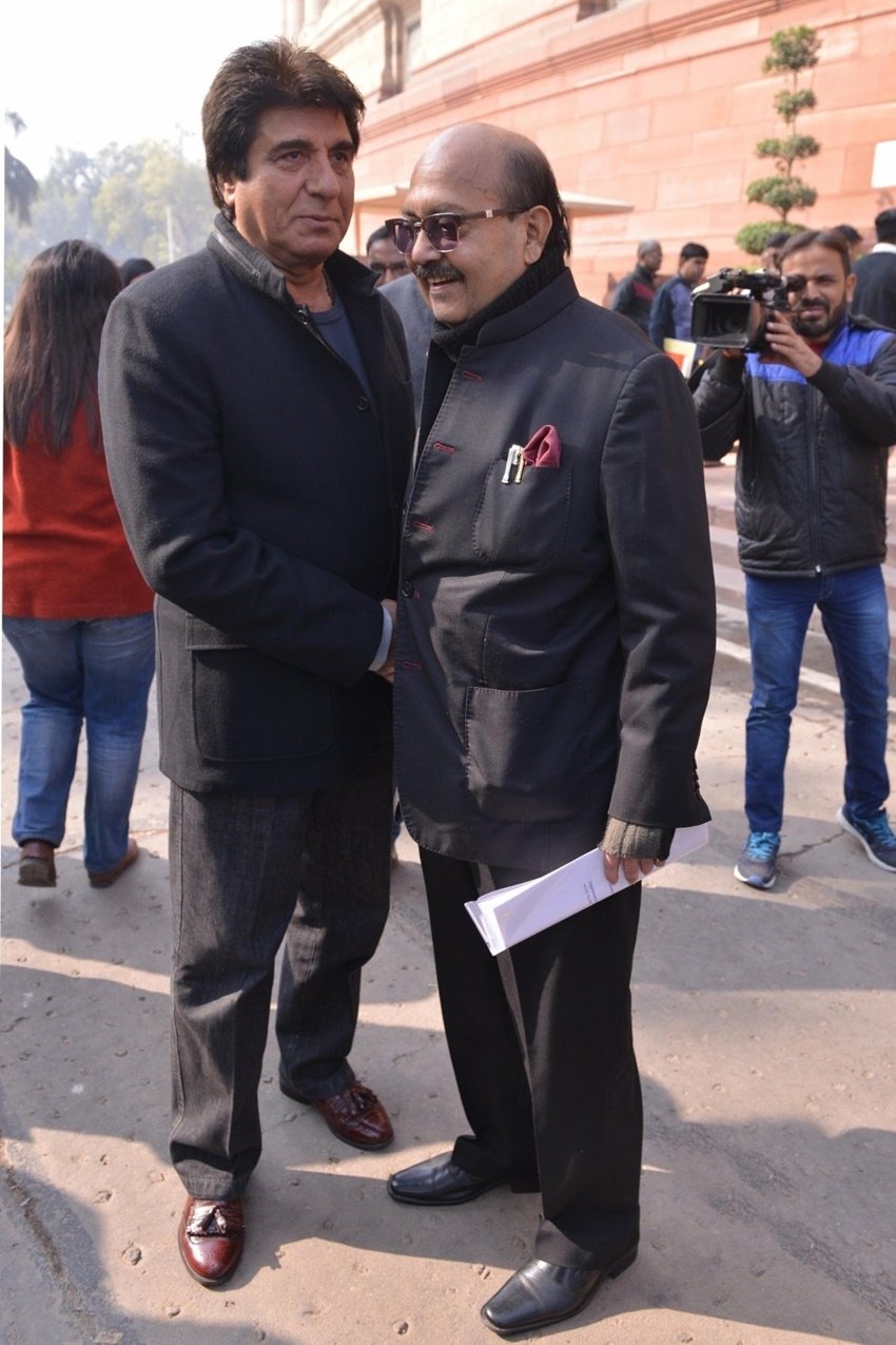 अमर सिंह एक बार फिल्म अभिनेता से राजनेता बने राज बब्बर की कुछ बातों पर इतना टूट गए कि बुरी तरह रो पड़े थे।