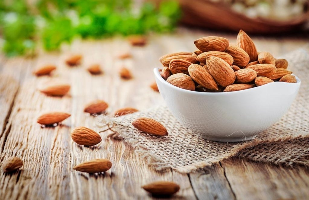 almonds in summer, garmiyon me badam kaise khaye, badam khane ke nuksan