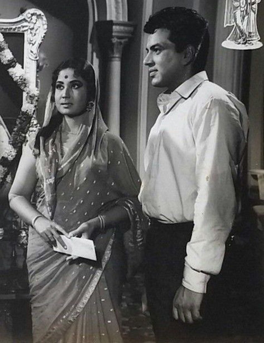 कुछ समय बाद कमाल अमरोही और मीना कुमारी का तलाक हो गया। तलाक के बाद अकसर मीडिया में धर्मेंद्र और मीना कुमारी के अफेयर की खबरें छपती रहती थीं।