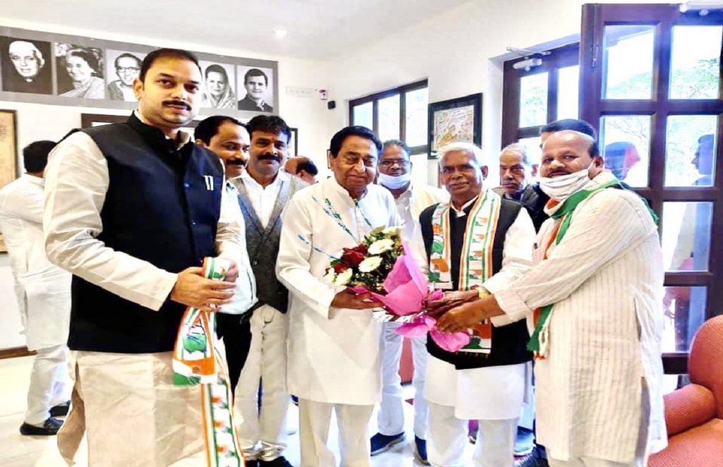 Madhya Pradesh,Congress,Hindu Mahasabha leader,Babulal Chaurasia,Joins Congress