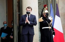 Video: इमैनुएल मैक्रों अपने मेहमान के लिए हाथ में थामे रहे छाता, तीन बार मांगने पर भी दूसरों को नहीं दिया