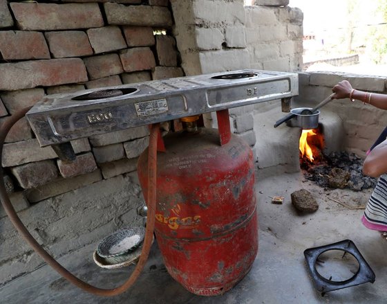 पांच राज्यों के चुनाव के बीच दस रुपए सस्ता हुआ LPG सिलेंडर