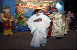 ऐंकर ने लिया असदुद्दीन ओवैसी का नाम, ममता बोलीं- धत्, क्यों इसका नाम लेकर पॉपुलर कर रहे हो?