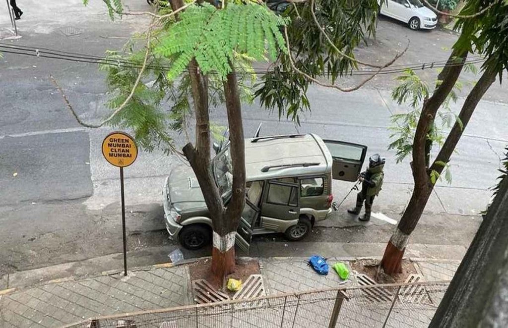 Mukesh ambani, ambani security, car near antilia, ambani family, nita ambani, letter for mukesh ambani, mumbai police Mukesh ambani, ambani security, car near antilia, ambani family, nita ambani, letter for mukesh ambani, mumbai police