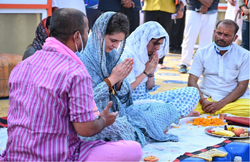 प्रयागराज दौरे पर मां के साथ पहुंचीं मिराया वाड्रा, पर लाइमलाइट से रहती हैं दूर; नेशनल लेवल पर खेल चुकी हैं बास्केटबॉल