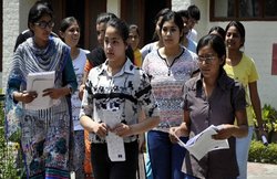 बिहार में 12वीं पास छात्रा को 25,000, ग्रेजुएट को 50,000 रुपए, सिपाही भर्ती का पेपर 100 नंबर का, जानिए और क्या हुए बदलाव